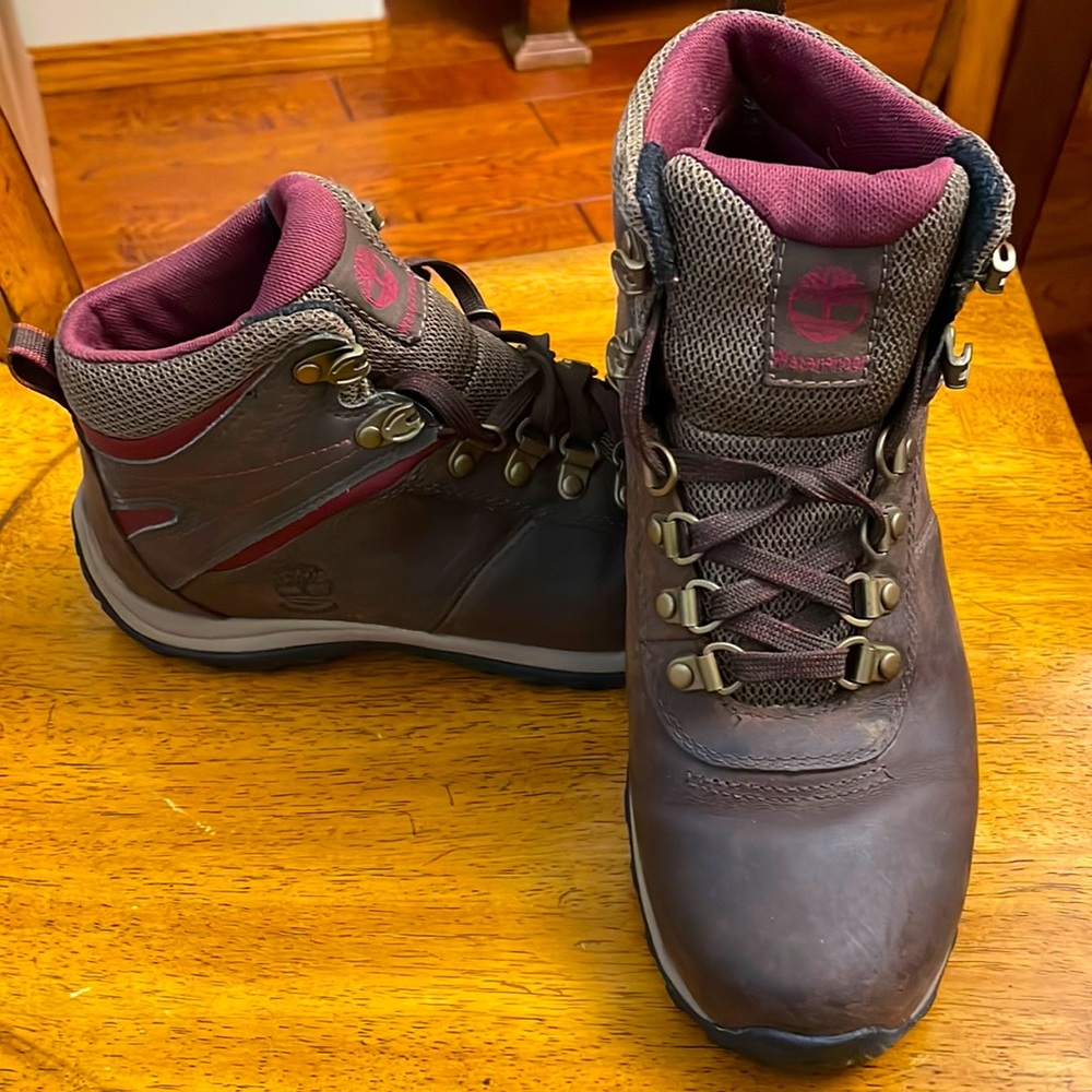 Brown, size 7.5 Timberland hiking boots